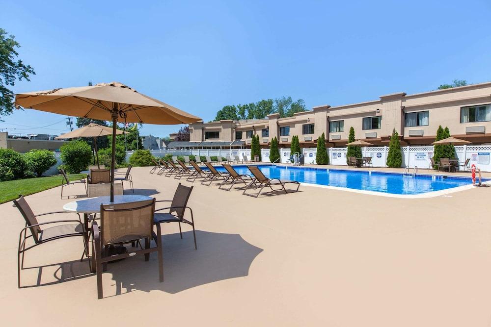 Hotel Baymont By Wyndham Pompton Plains/Wayne à Pequannock Extérieur photo